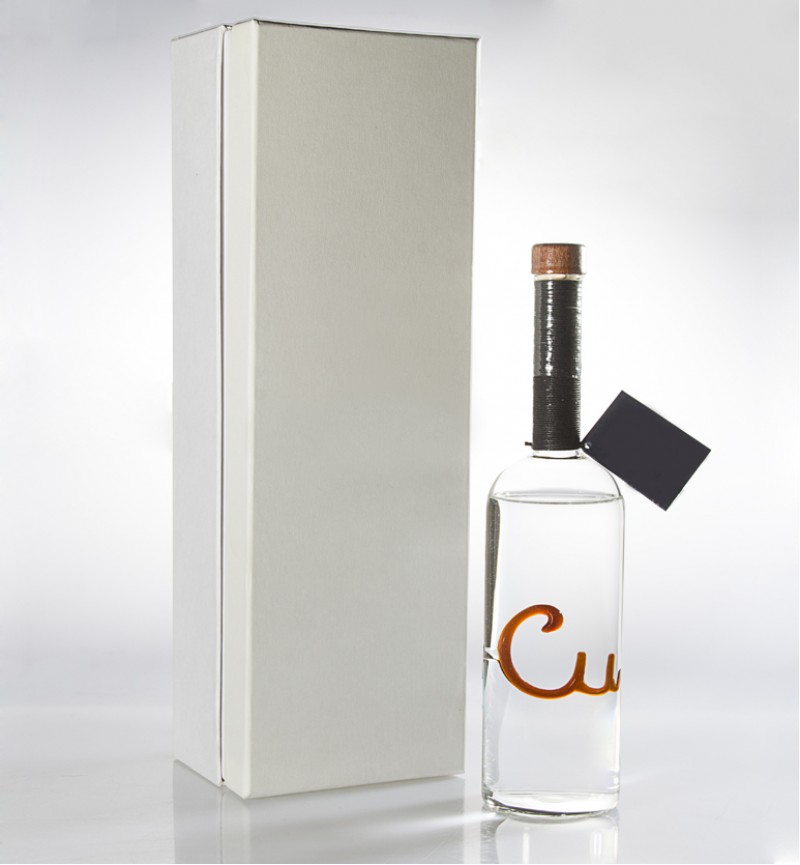 Химический элемент Cu внутри бутылки с "Царской"